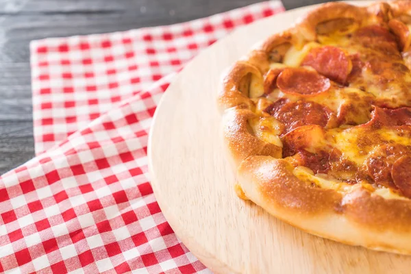 Pizza caseira Pepperoni em placa de madeira — Fotografia de Stock