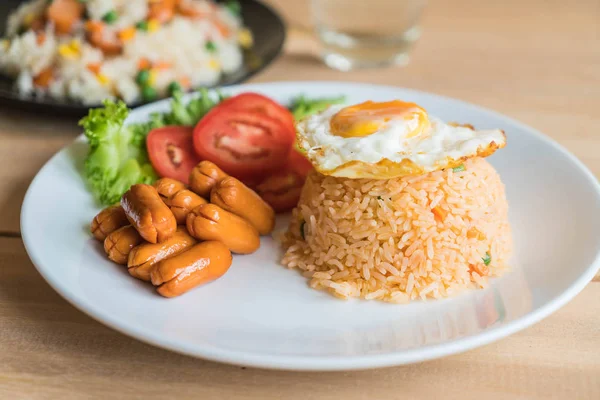 Nasi goreng dengan sosis dan telur goreng — Stok Foto