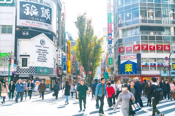 Tokyo, Japonya - 2016 Kasım 17: Shinjuku Tokyo'nın busine biridir