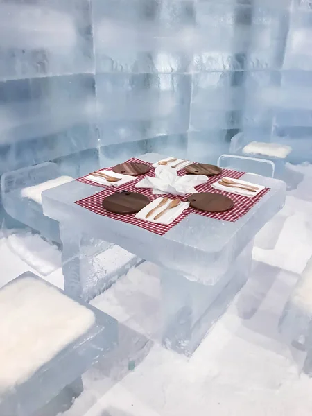 Table vide dans le restaurant de glace — Photo