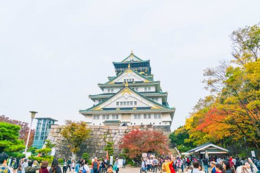 Osaka, Japonya - Kasım 20: Osaka Kalesi Park'ta kalabalık ziyaretçi. Ben