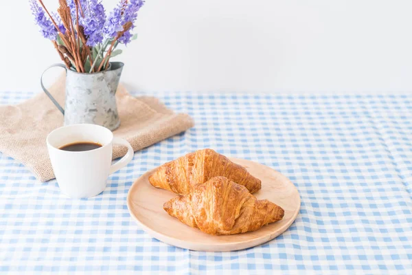 Buttercroissant auf dem Tisch — Stockfoto