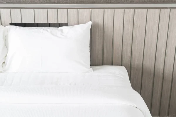 Almohada blanca en la decoración de la cama en el dormitorio — Foto de Stock