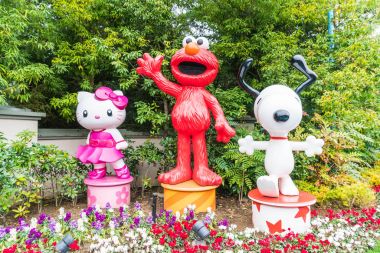 Osaka, Japonya - 21 Kasım 2016: Elmo, Kitty ve Snoopy, Cadılar Bayramı