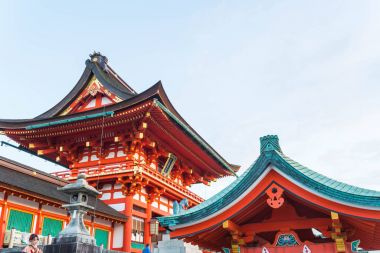 Güzel mimari Fushimiinari Taisha Shrinetemple Kyoto