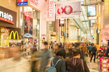 Osaka, Japonya - 19 Kasım 2016: Bir grup insan shopp için yürüyüş