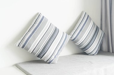 Oturma odasında kanepe dekorasyon güzel yastık 