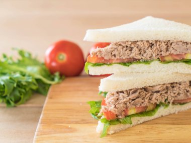 ton balıklı sandviç Wood