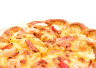 Beyaz arka plan üzerinde izole pizza hawaiian deniz ürünleri 