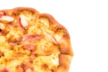 Beyaz arka plan üzerinde izole hawaiian deniz ürünleri pizza 