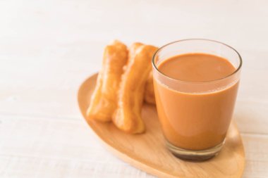 derin yağda kızartılmış hamur sopa ile süt çay