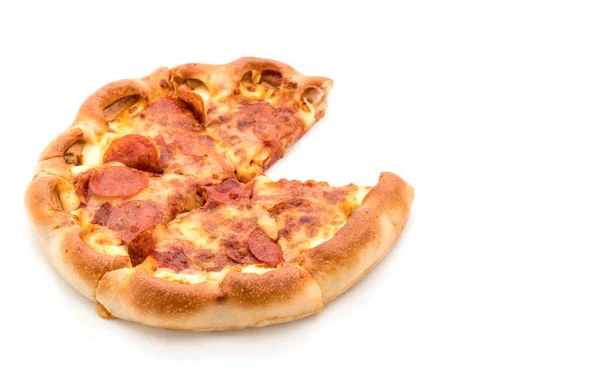 W domu Pizza Pepperoni na białym tle — Zdjęcie stockowe