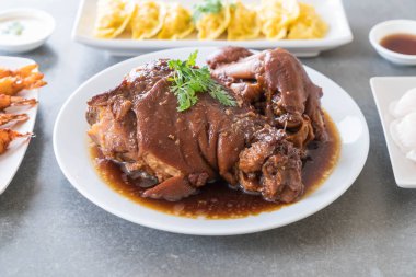 Demlenmiş Domuz eti bacak et suyu çorbası