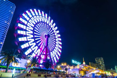 Kobe, Japonya - 20 Kasım 2016: dönme dolap yakınındaki mozaik alışveriş m