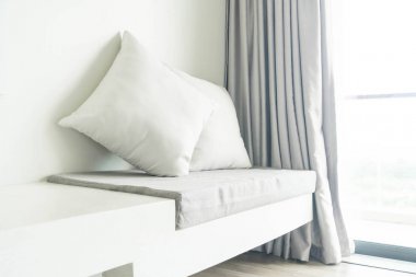 Oturma odasında kanepe dekorasyon güzel yastık 