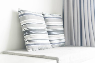 Oturma odasında kanepe dekorasyon güzel yastık 