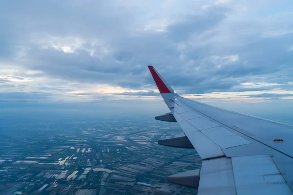 Felhők felett repülő repülőgép — Stock Fotó