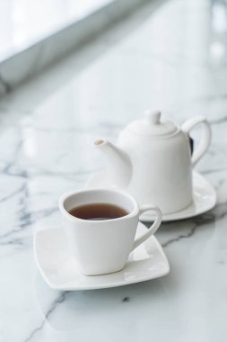 Çay fincanı masanın üstünde.