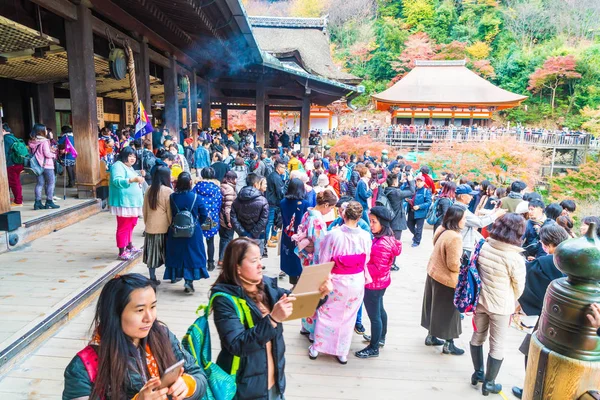 KYOTO, JAPÓN - 24 de noviembre de 2016: Turismo en el Templo Kiyomizu-dera en — Foto de Stock
