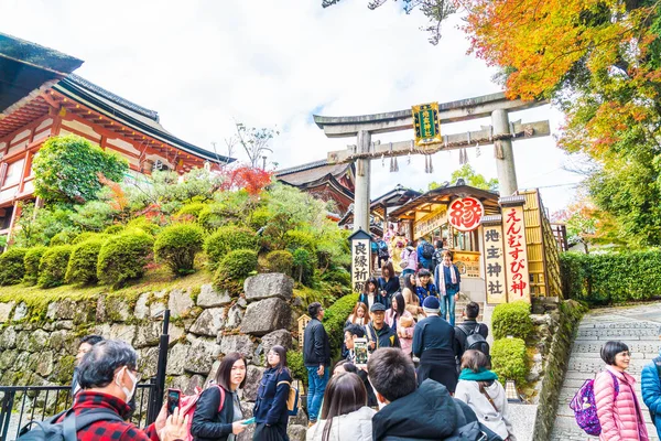 KYOTO, JAPÃO - Nov 24, 2016: Turista no Templo Kiyomizu-dera em — Fotografia de Stock