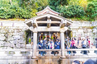 Kyoto, Japonya - 24 Kasım 2016: Turist Kiyomizu-dera Tapınağı'nda
