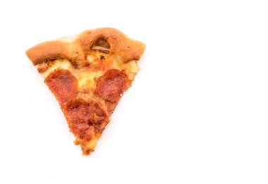 Beyaz zemin üzerine ev yapımı biberli Pizza 