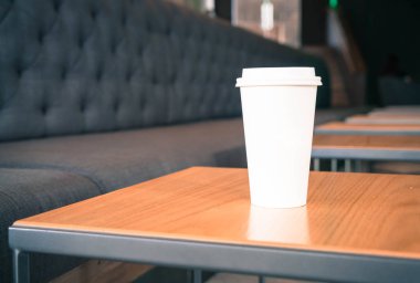 Kahve dükkanında kahve fincanı.