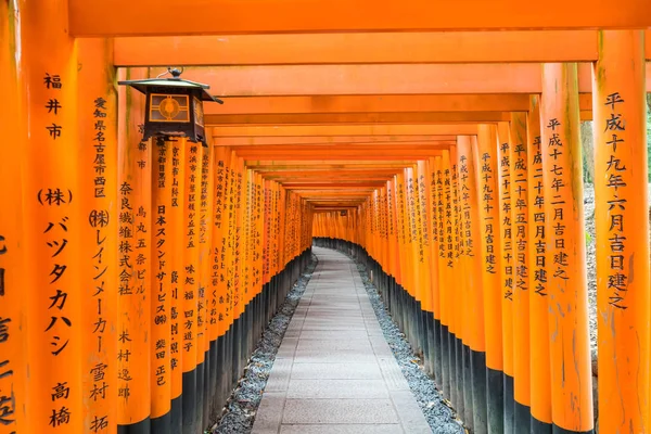 A passarela de portões de torii vermelho no santuário de fushimi inari taisha em Ky — Fotografia de Stock