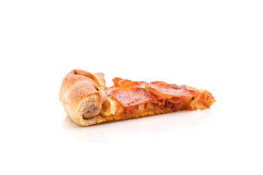 Beyaz zemin üzerine ev yapımı biberli Pizza 