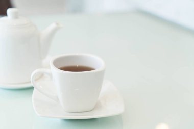 Çay fincanı masanın üstünde.