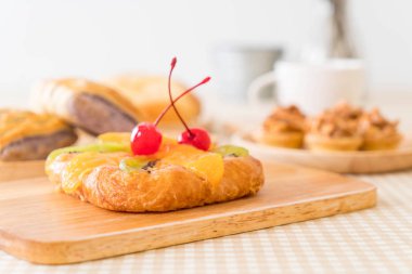 Danimarka karışık meyve reçeli ile