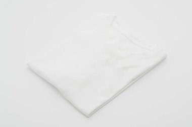 gömlek. beyaz üzerine katlanmış t-shirt 