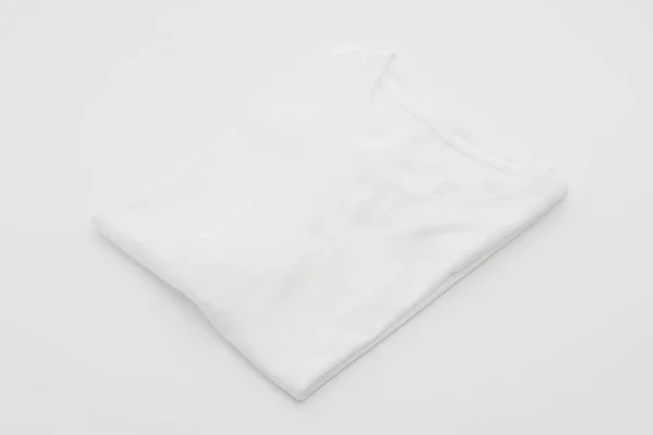 Πουκάμισο. t-shirt διπλωμένο σε λευκό — Φωτογραφία Αρχείου