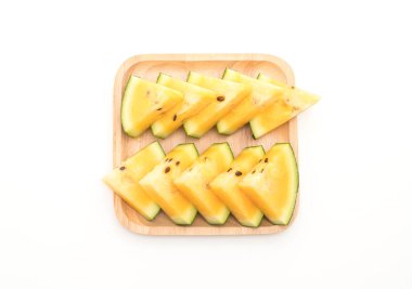 beyaz üzerine taze sarı karpuz 