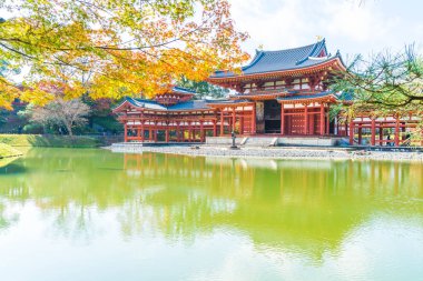 Güzel mimari Byodo içinde Kyoto tapınakta.