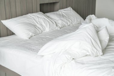 Beyaz dağınık yastık dekorasyonu yatak ile buruşuk yatak 