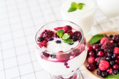 karışık meyveli Yoğurtlu