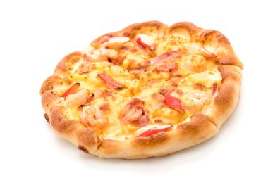 Beyaz arka plan üzerinde izole hawaiian deniz ürünleri pizza 