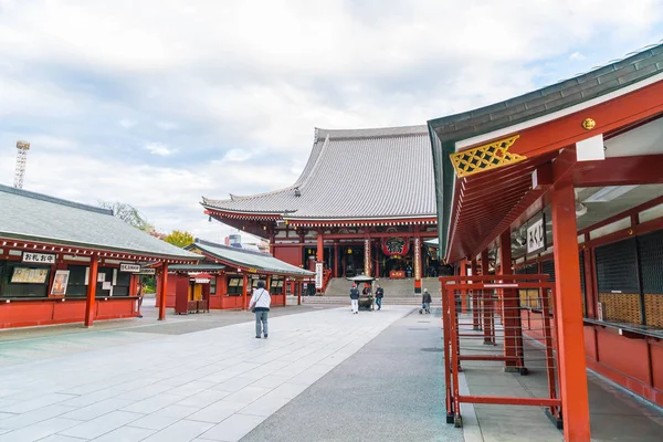 Hermosa arquitectura en el Templo Sensoji alrededor del área de Asakusa en — Foto de Stock