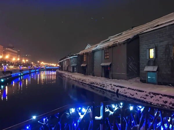 Sfocatura della vista notturna e luce sul canale di Otaru, la neve si ferma — Foto Stock