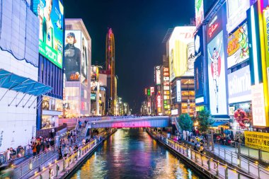 Osaka, Japonya - 19 Kasım 2016: Bir grup insan shopp için yürüyüş