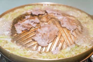 sıcak tava ızgara dilimlenmiş domuz eti