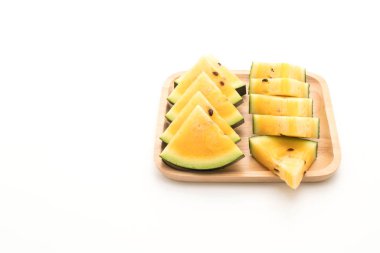 beyaz üzerine taze sarı karpuz 