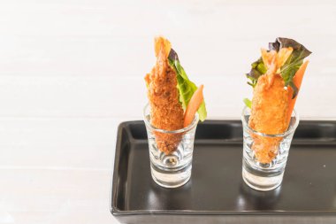  ahşap üzerine meyilli kızarmış karides