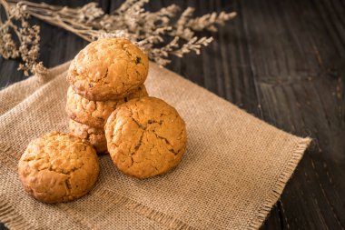 yulaf ezmesi kuru üzüm kurabiyeleri ahşap üzerine