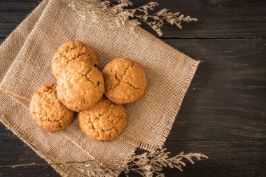 yulaf ezmesi kuru üzüm kurabiyeleri ahşap üzerine