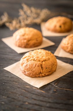 yulaf ezmesi kuru üzüm kurabiyeleri ahşap üzerine