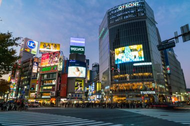 Tokyo, Japonya, 17 Kasım 2016: Shibuya Crossing, şehir sokak ile