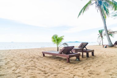 Tayland Pattaya Beach sandalye, palmiye ve tropikal plaj