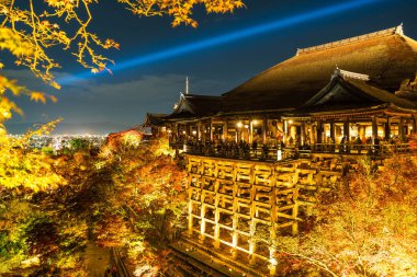 Sonbahar gece ışık saçtığını Kiyomizu-dera Tapınağı ve büyük vera